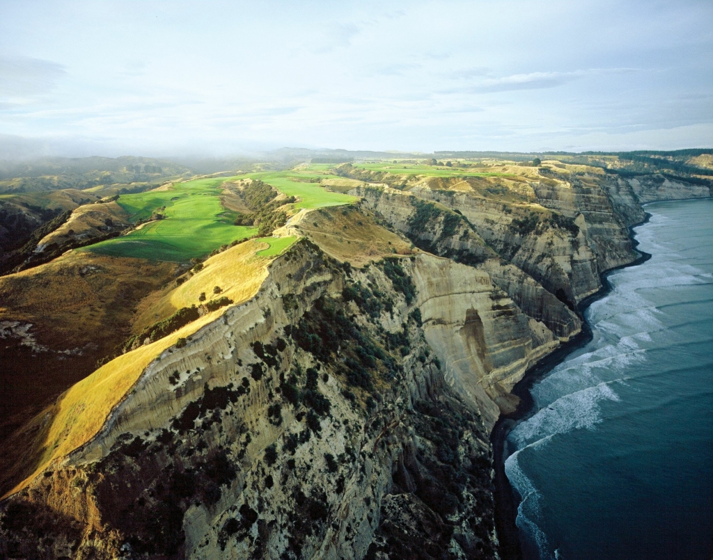 The-Dramatic-16th-Tee-at-Cape-Kidnappers